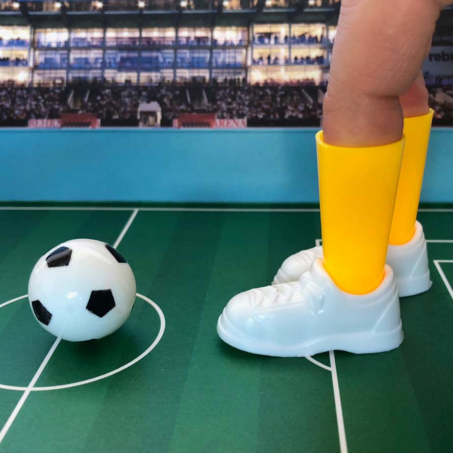 Närbild på DR:et. Fotbollsspel i miniatyr